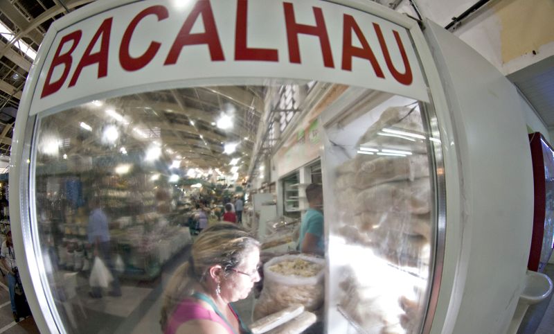 Bacalhau à venda no Mercado Municipal: variedade Ling ficou 14% mais barato | Marcelo Andrade/ Gazeta do Povo