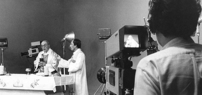Dom Pedro Fedalto celebra missa nas dependências do canal 12, na década de 1970 |