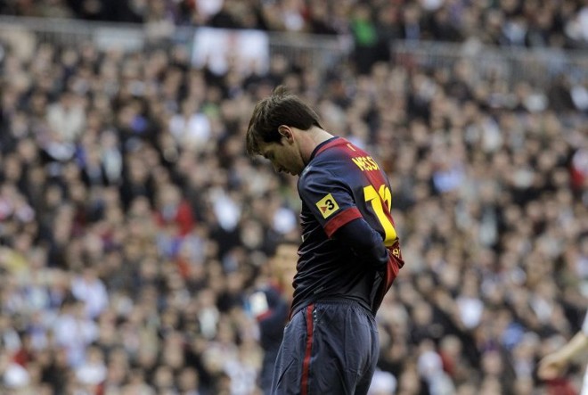 Messi lamentando a derrota contra o grande rival |