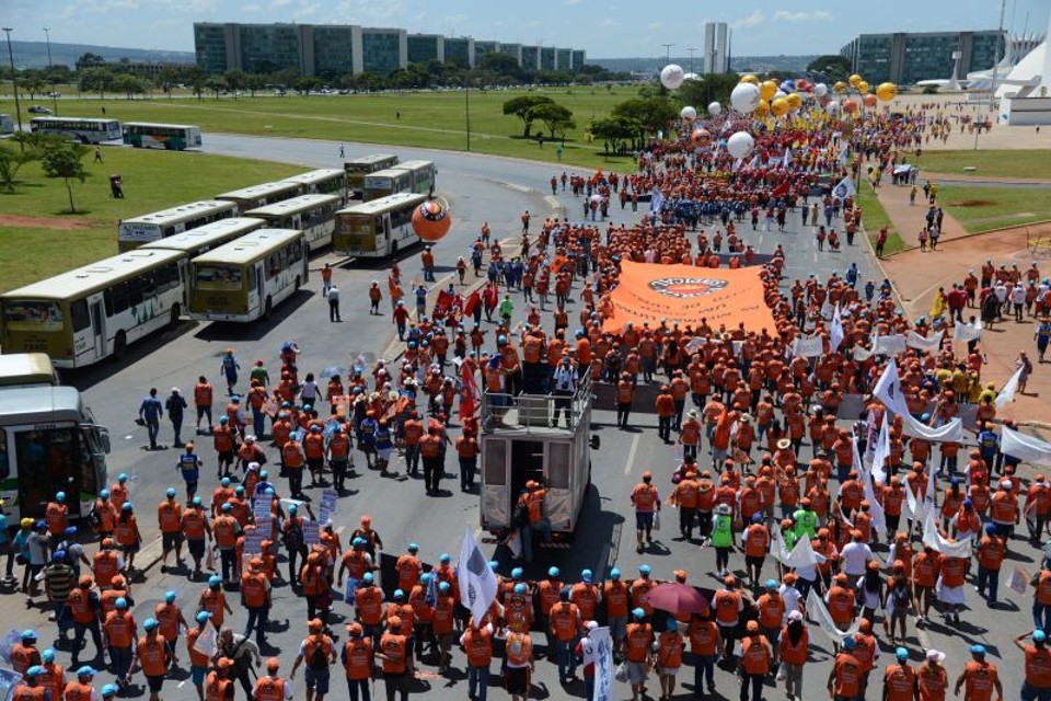 A caminhada durou pouco mais de três horas e percorreu parte do chamado Eixo Monumental, avenida central de Brasília | Marcello Casal Jr. / Agência Brasil