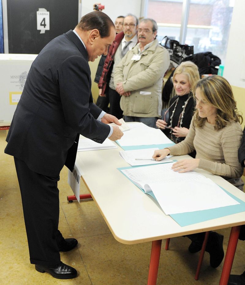 O ex-primeiro-ministro Berlusconi ao votar em Milão, no domingo | Daniel Dal Zennaro/EFE