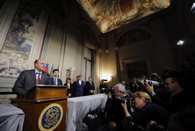 Bersani (esq.) fala a jornalistas após reunião com o presidente italiano, Giorgio Napolitano | Maurizio Brambatti/EFE