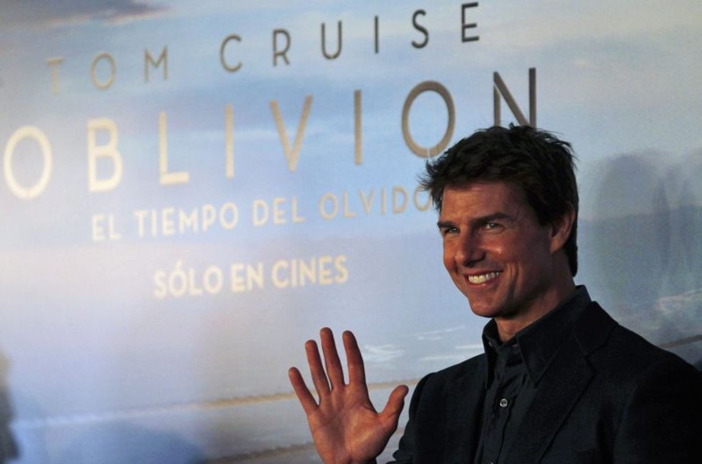 Ator Tom Cruise posa para fotos em estreia do filme Oblivion em Buenos Aires