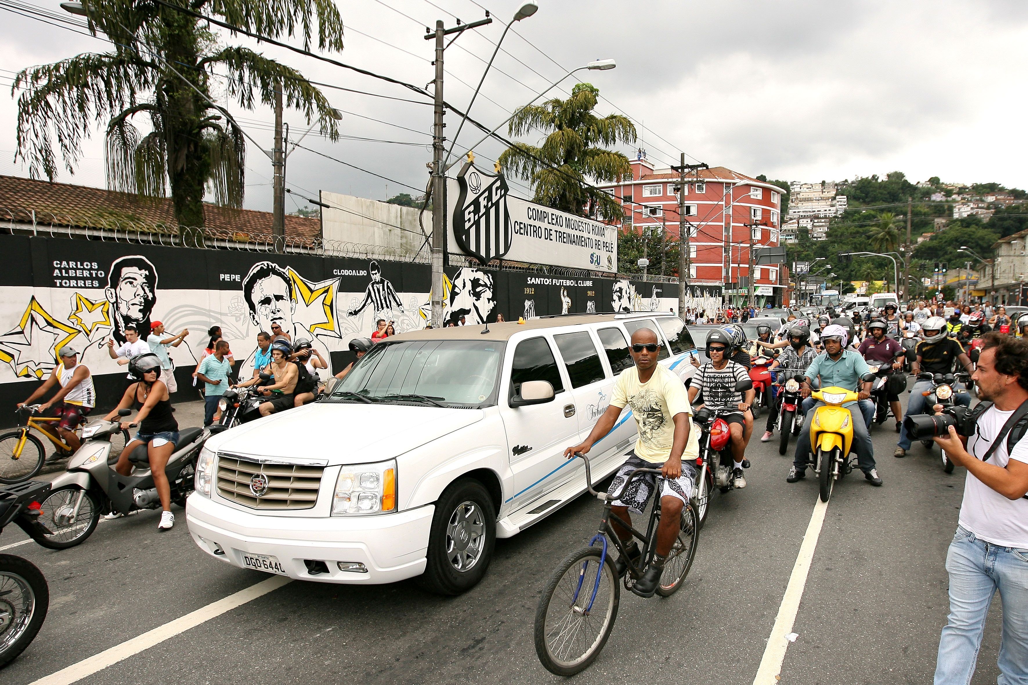 Uma limousine levou o caixão e batedores e fãs acompanharam o cortejo de Chorão | Guilherme Dionizio / Folhapress