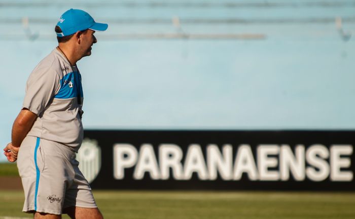 Técnico Claudio Tencati comandou o Tubarão no acesso de 2011 e agora decide o turno do Paranaense com o Coxa | Daniel Castellano / Gazeta do Povo