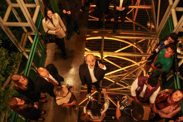 O prefeito Gustavo Fruet foi bastante cumprimentado na chegada à Ópera de Arame para a festa de abertura do Festival de Teatro de Curitiba, na última terça-feira. É o primeiro aniversário de Curitiba que ele passa como comandante da cidade | Rubens Nemitz