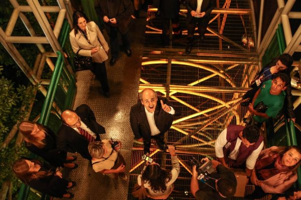 O prefeito Gustavo Fruet foi bastante cumprimentado na chegada à Ópera de Arame para a festa de abertura do Festival de Teatro de Curitiba, na última terça-feira. É o primeiro aniversário de Curitiba que ele passa como comandante da cidade | Rubens Nemitz