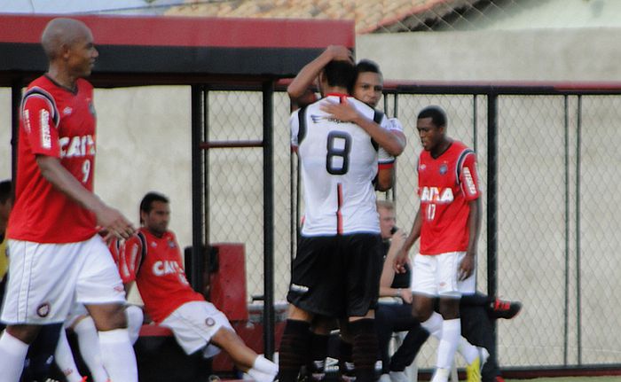 Zagueiro Luís Alberto observa jogadores do Atlético-GO comemorando gol em jogo-treino em Goiânia | Divulgação Atlético-GO