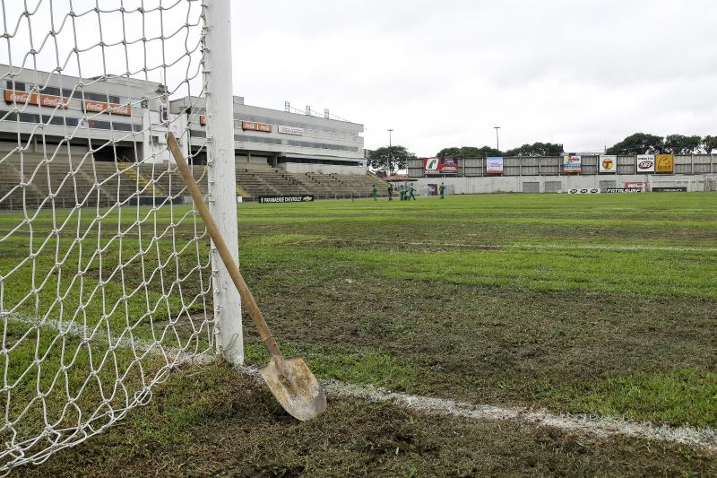 O gramado da Vila em obras para tentar minimizar os problemas | André Rodrigues/ Gazeta do Povo