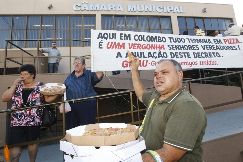 Manifestantes distribuem pizza na frente da Câmara | Daniel Castellano/ Gazeta do Povo
