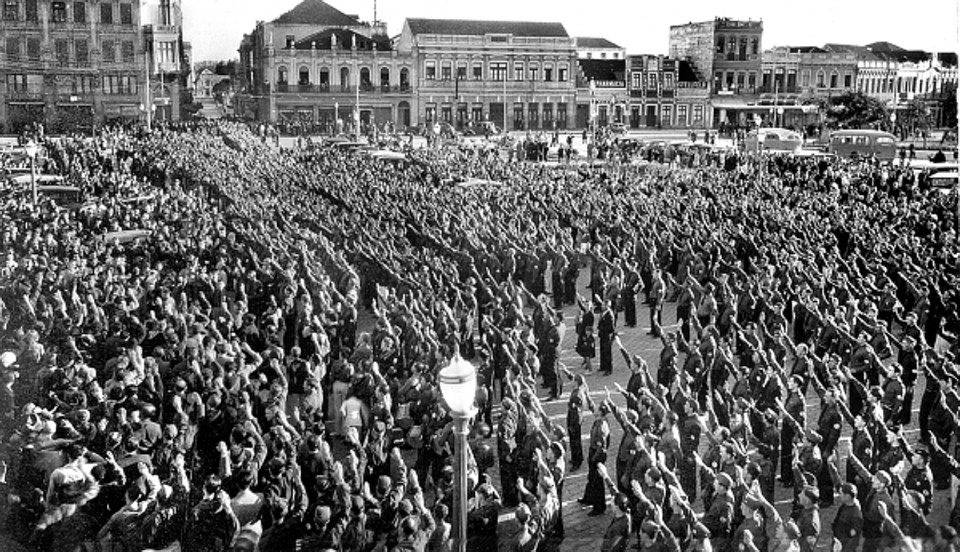 Integralistas reunidos na Praça Tiradentes fazendo uma saudação no estilo nazista. A foto é do dia 19 de novembro de 1937 | Acervo Cid Destefani
