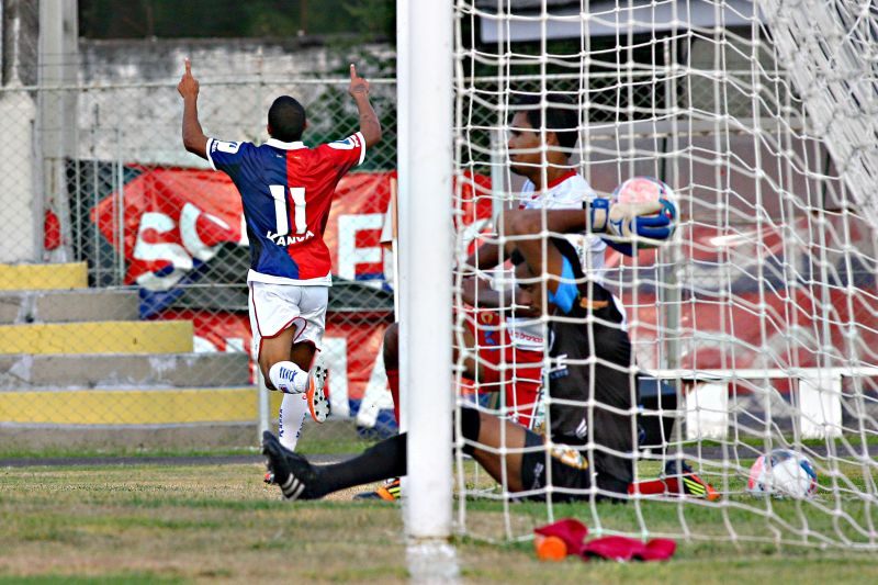 O atacante Carlinhos estreou bem marcando o gol da vitória | Henry Milléo/ Gazeta do Povo