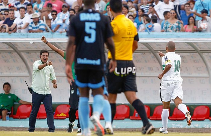 Alex corre na direção do técnico Marquinhos Santos para comemorar o gol do Coritiba | Daniel Castellano / Gazeta do Povo