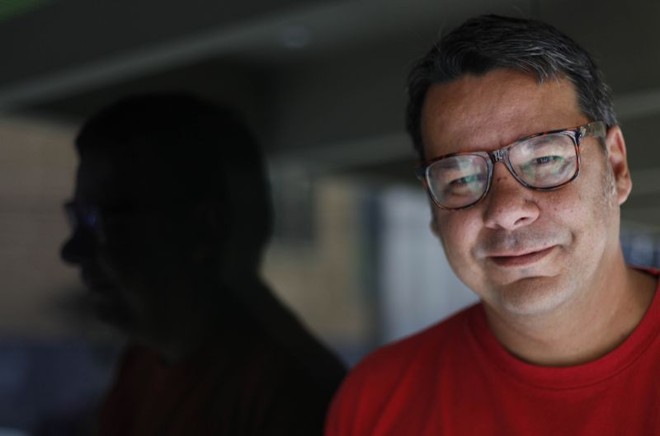 O jornalista Rodrigo Browne apresenta o programa Samba de Bamba há 17 anos |