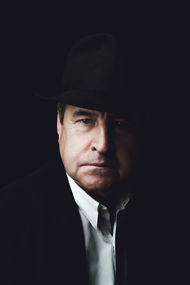 John Banville: tramas repletas de assassinatos, erotismo e descrições da sociedade irlandesa dos anos 1950 |