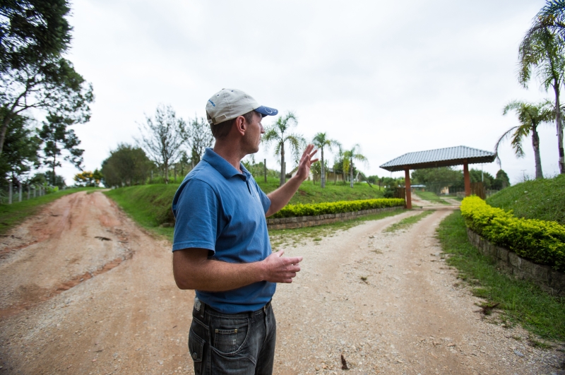 O técnico agrônomo Edson Kupka mostra a cancela que teria sido construída pelo prefeito para fechar a estrada que cortava duas propriedades distintas de Olizandro Ferreira | Brunno Covello/ Gazeta do Povo