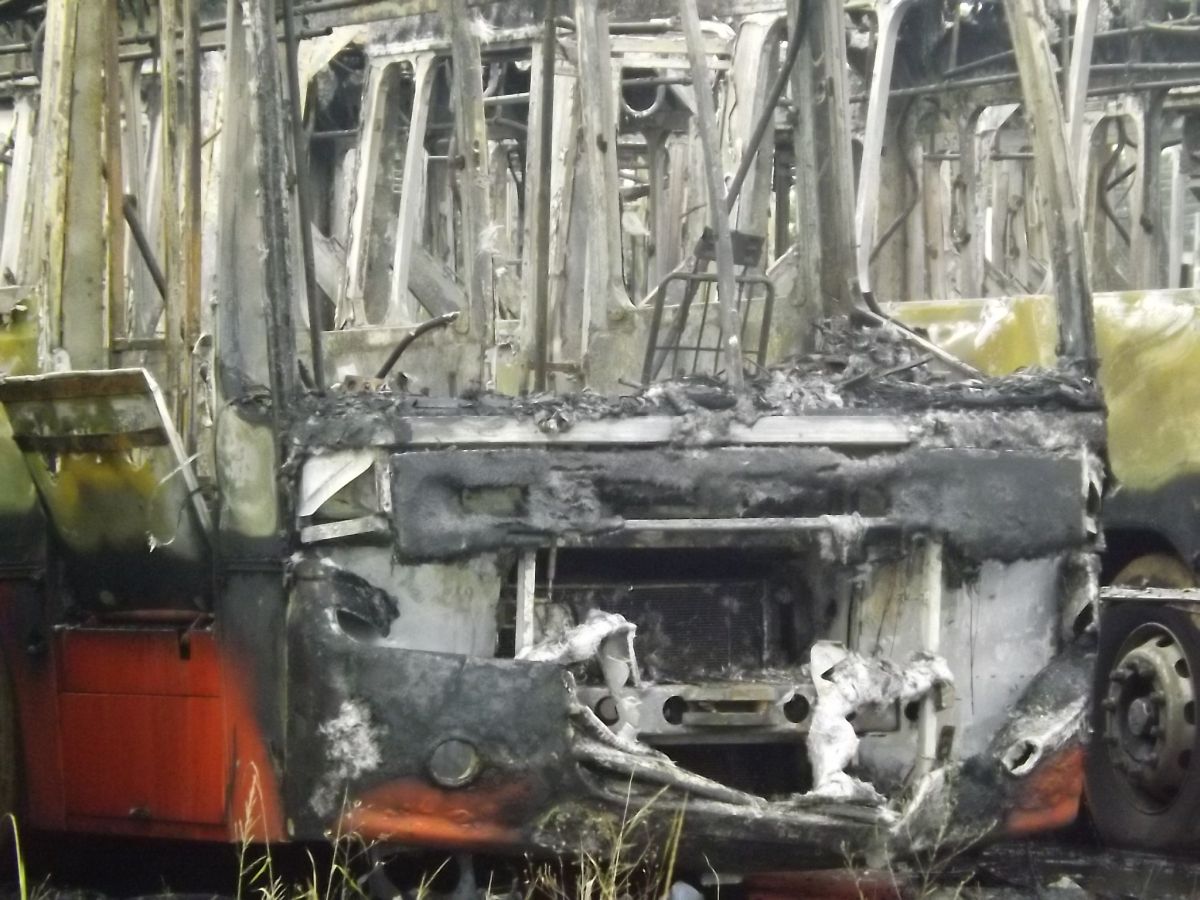 Este ônibus ficou completamente destruído pelo fogo | Marieli Castioni