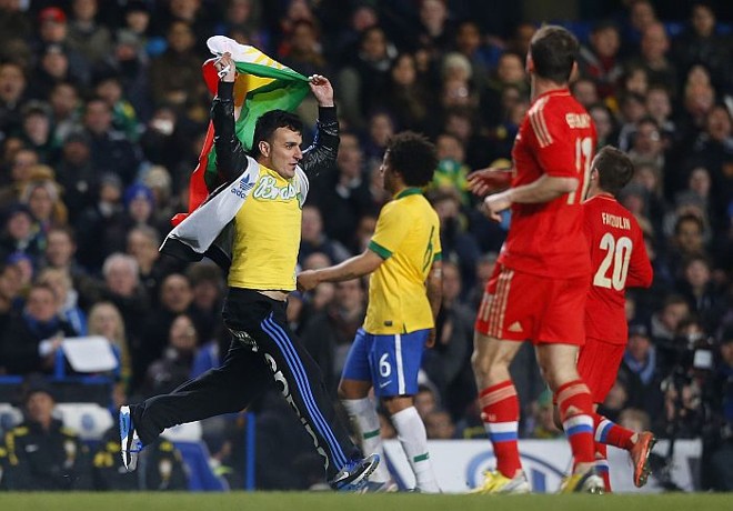 Torcedor invade gramado do Stamford Bridge durante o empate entre Brasil e Rússia |