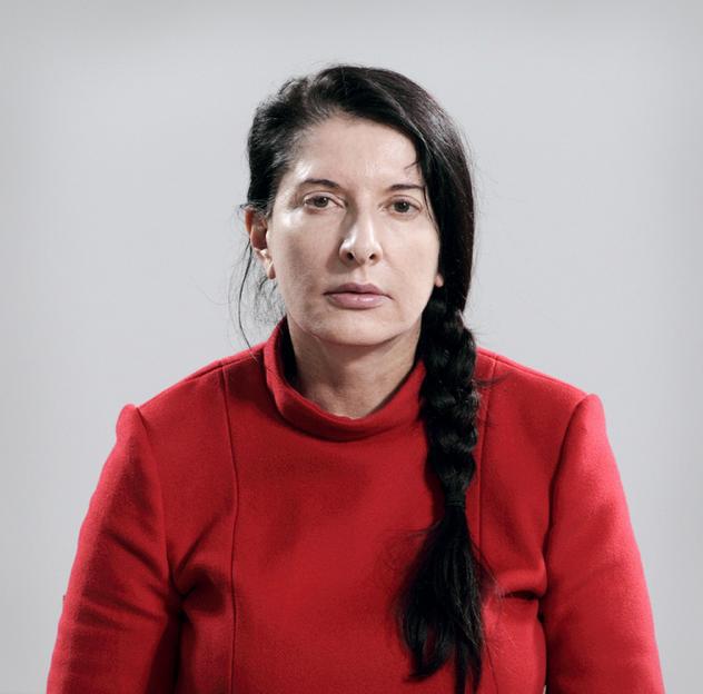 Para os visitantes da performance, Marina Abramović lança um olhar fixo, que gera reações surpreendentes | Divulgação