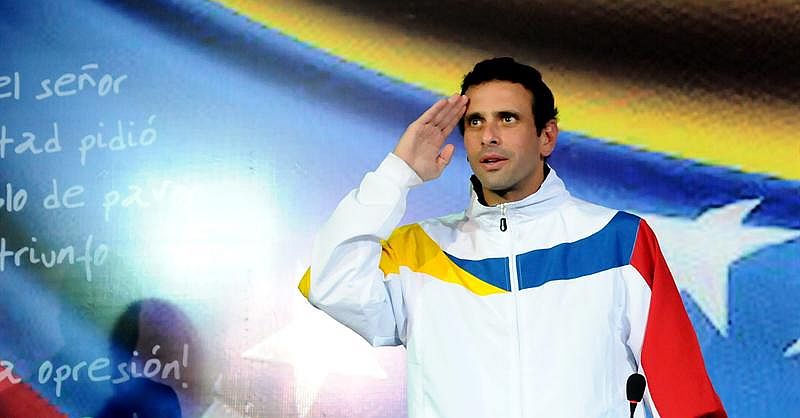 Henrique Capriles quer um debate público com Nicolás Maduro, herdeiro político de Hugo Chávez | EFE/WILLIAM VIERA