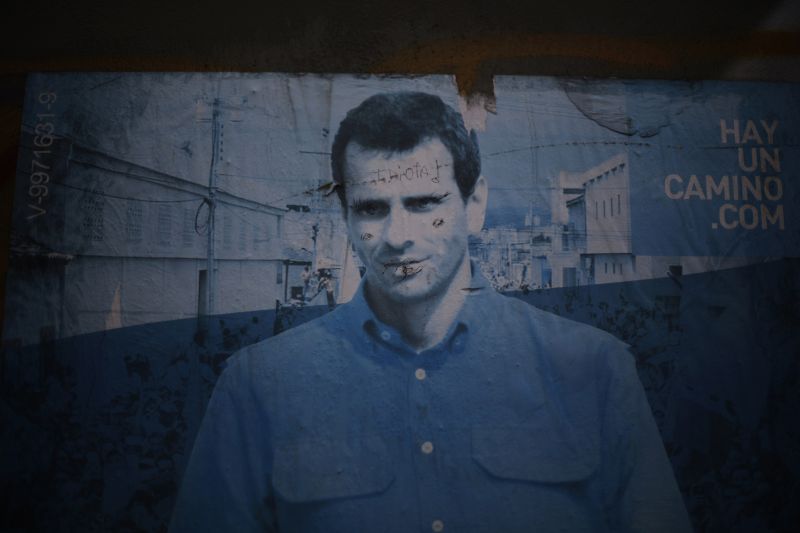 Cartaz da campanha de Capriles vandalizado em Caracas | Tomas Bravo/Reuters