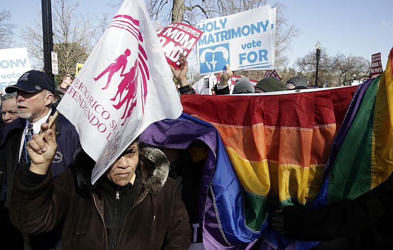 Manifestantes pró e contra o casamento gay se encontraram em frente à Suprema Corte dos EUA em Washington | REUTERS/Joshua Roberts