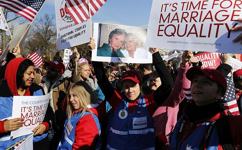Manifestantes fazem protesto em frente à Suprema Corte dos EUA, em Washington, contra a Lei de Defesa do Casamento (Doma), que nega benefícios federais aos casais do mesmo sexo | REUTERS/Jonathan Ernst