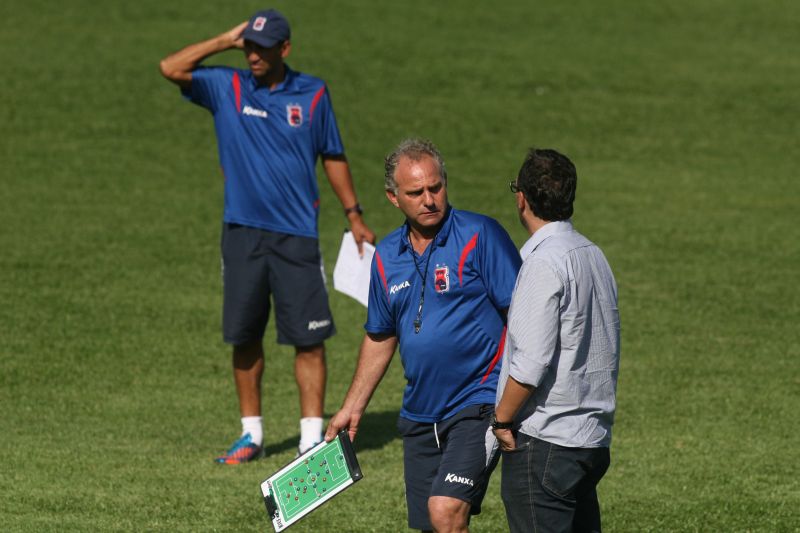 O técnico Toninho Cecílio segura a prancheta durante treino do Paraná: estilo do comandante agrada à diretoria, mas renovação de contrato depende da campanha no segundo turno | Arquivo/ Gazeta do Povo