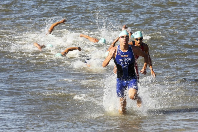 Etapa da prova masculina do Triathlon em Caiobá |