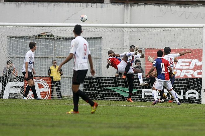 Paranista Reinaldo abre o placar no clássico com o Atlético de bicicleta | 