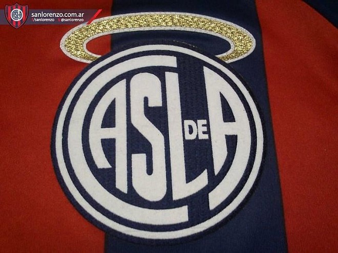 Detalhe da camisa do San Lorenzo que homenageia seu torcedor mais ilustre, o papa Francisco |