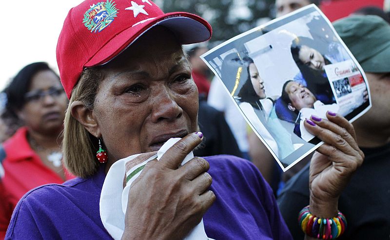 Em Caracas, populares choraram a morte do presidente venezuelano Hugo Chávez | REUTERS/Carlos Garcia Rawlins