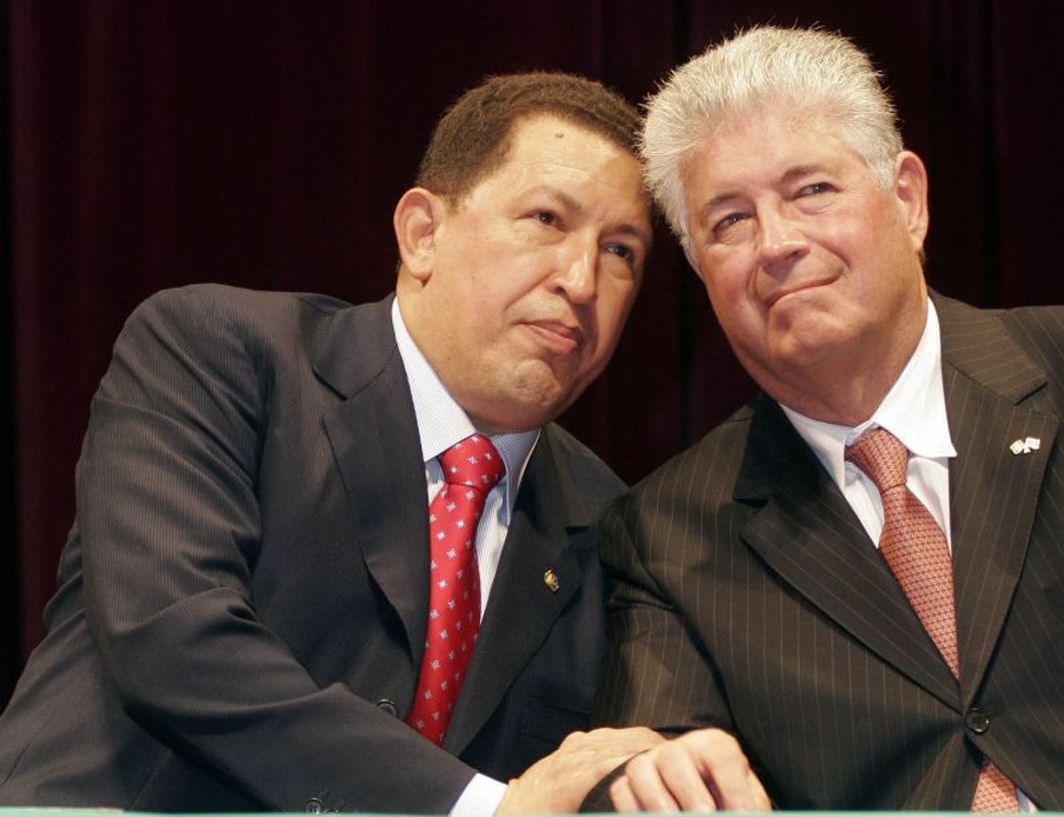O venezuelano Hugo Chávez com Roberto Requião, em abril de 2006, no Paraná | Juan Barreto/Arquivo AFP