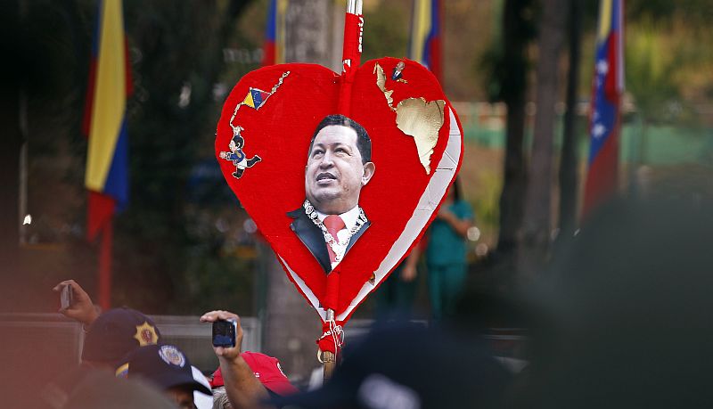 Milhares foram às ruas de Caracas despedir-se de Hugo Chávez carregando fotos, camisetas e bandeiras | REUTERS/Tomas Bravo