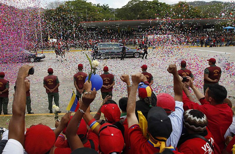O cortejo com o corpo de Chávez percorreu cerca de 20 quilômetros pelas ruas da capital da Venezuela, desde a academia do Exército até o museu militar, onde foi recepcionado por admiradores do ex-presidente | REUTERS/Tomas Bravo