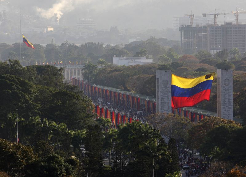 Durante a quinta (7), uma multidão foi à Academia Militar, em Caracas, local do velório de Chavez, para prestar última homenagem a líder venezuelano | REUTERS/Christian Veron