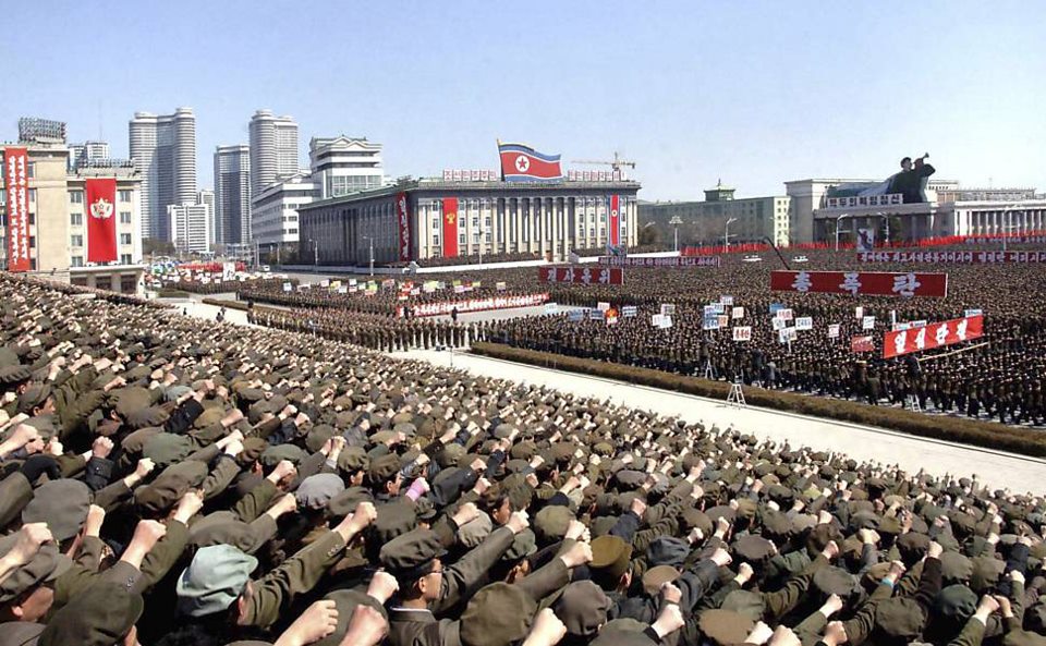 População da Coreia do Norte em ato de apoio à decisão do ditador Kim Jong-un de apontar mísseis contra os Estados Unidos | Reuters