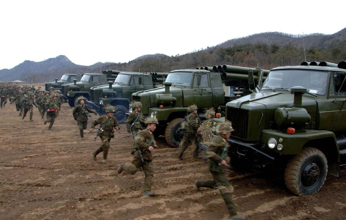 Agência estatal norte-coreana divulgou foto de exercícios militares feitos pelo país | Reuters/KCNA