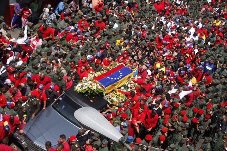 Caixão com o corpo do líder venezuelano é escoltado por multidão | EFE/David Fernández