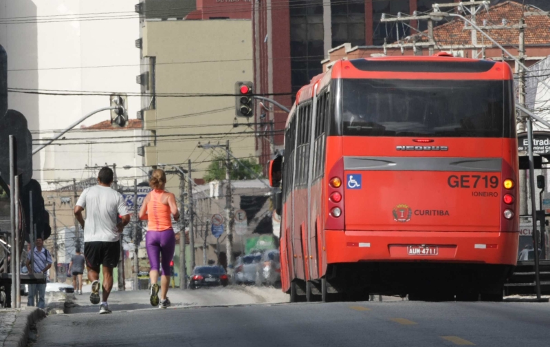 Os biartibulados disputam espaço com pessoas, bicicletas e skatistas. Lazer torna-se de risco | Aniele Nascimento/ Gazeta do Povo