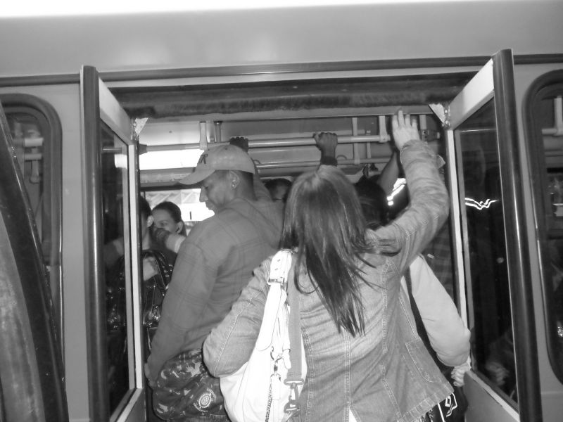 Cenas de um aperto: mais de seis pessoas dividem o metro quadrado num fim de tarde em Curitiba. É preciso tática de guerra | Antoniele Luciano