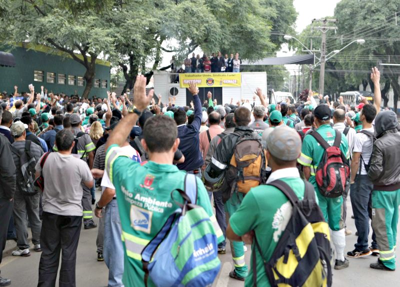 Cerca de 1,2 mil pessoas participaram da assembleia | Aniele Nascimento/Gazeta do Povo