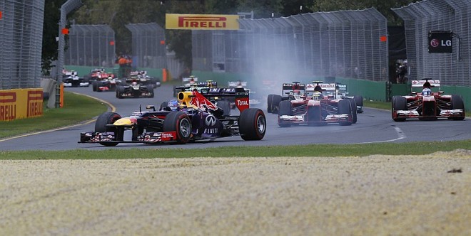 Vettel salta à frente na largada, com Massa pressionando e assumindo a segunda colocação | 