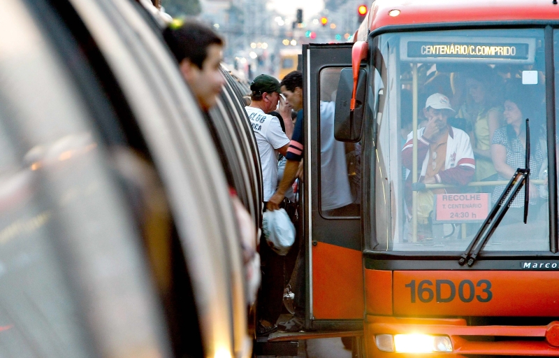 Ônibus e estação-tubo lotados: para compensar o fim do subsídio de R$ 68 milhões, governador anunciou isenção de ICMS sobre o diesel. Medida reduzirá a tarifa de R$ 0,03 a R$ 0,04 | Daniel Castellano/ Gazeta do Povo