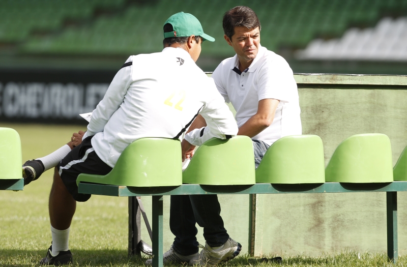 O superintendente do Coxa, Felipe Ximenes, com o técnico Marquinhos Santos | Antônio More/Gazeta do Povo