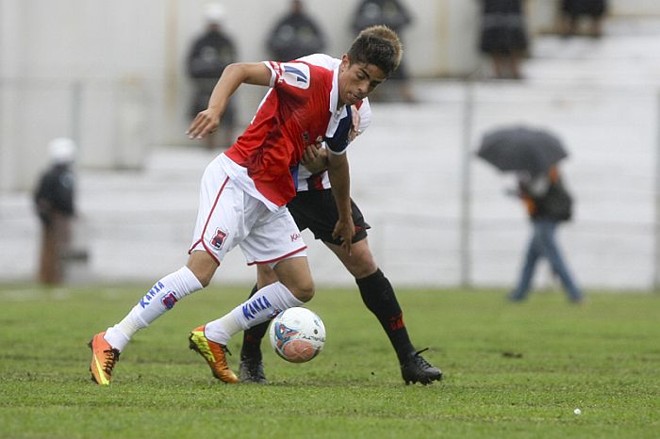 Luisinho tenta armar jogada no ataque paranista contra o Atlético | 