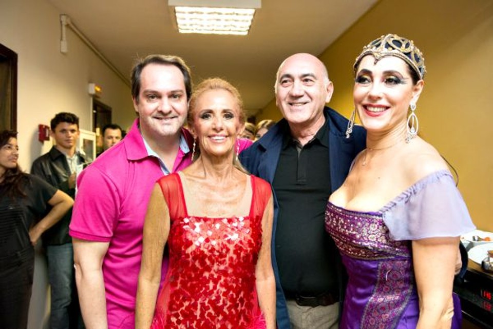 A atriz Christiane Torloni (à dir.) com o diretor José Possi Neto (ao seu lado), o coreógrafo Anselmo Zolla, e Vera Lafer, diretora artística da Studio3 Cia. de Dança, após a estreia nacional do espetáculo Teu Corpo É Meu Texto, terça e quarta, no Guairão | Gustavo Wanderley