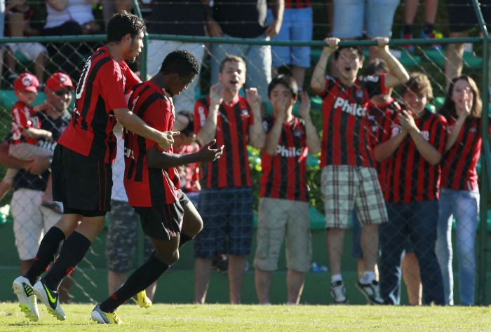 Douglas Coutinho comemora o terceiro gol atleticano na vitória sobre o Operário | Henry Milléo / Gazeta do Povo