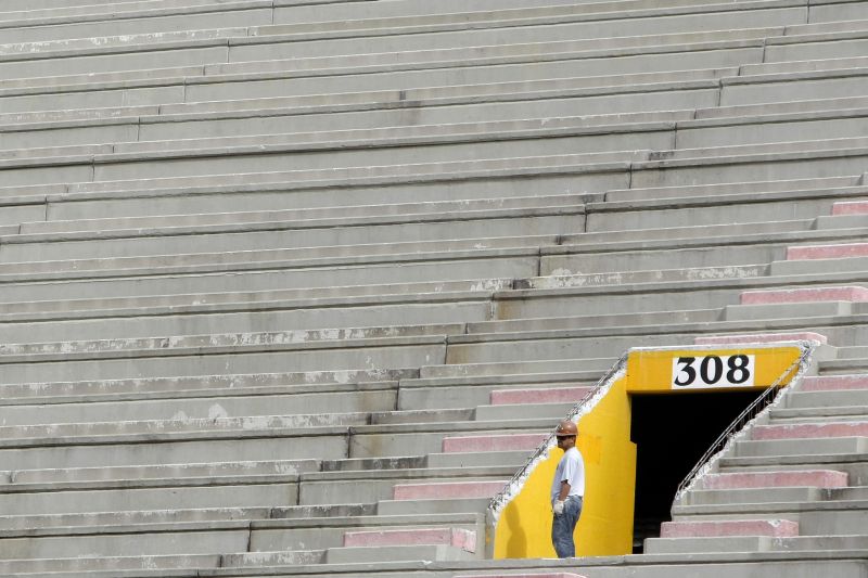 Operário trabalha na Arena da Baixada | Henry Milléo/ Gazeta do Povo
