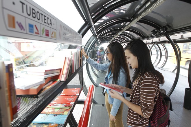 Livros ficam à disposição dos usuários do transporte coletivo | Daniel Castellano/ Agência de Notícias Gazeta do Povo